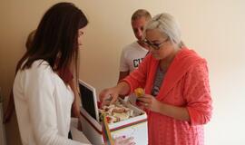 Mažyliams dovanojo tautiečių megztas kojinaites