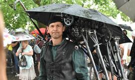 Miesto centre ganosi mechaninės būtybės