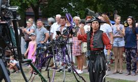 Miesto centre ganosi mechaninės būtybės