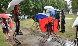 Miesto centre ganosi mechaninės būtybės