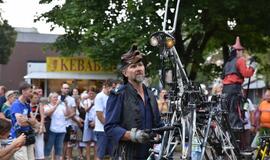 Miesto centre ganosi mechaninės būtybės