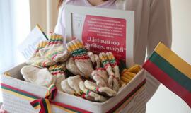 Mažyliams dovanojo tautiečių megztas kojinaites