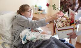 Mažyliams dovanojo tautiečių megztas kojinaites