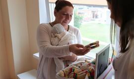 Mažyliams dovanojo tautiečių megztas kojinaites