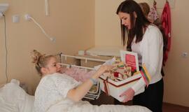 Mažyliams dovanojo tautiečių megztas kojinaites