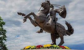 Sėdėti ant karaliaus Mindaugo ir Žemaitės paminklų galima, o lipti ant Vyčio – ne?