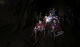 Tailando urve surasti vaikai ir jų treneris dar turės palaukti, kol bus išgelbėti