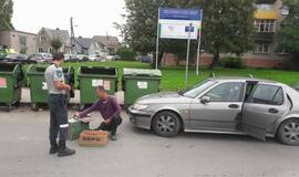 Niekšai bites išmetė į šiukšlių konteinerį