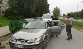 Niekšai bites išmetė į šiukšlių konteinerį