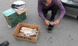 Niekšai bites išmetė į šiukšlių konteinerį