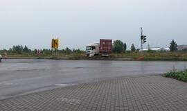 Vilkikas sankryžoje nuvažiavo nuo kelio