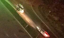 Policijos automobilis rėžėsi į stulpą