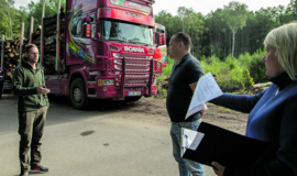 Dėl gadinamo asfalto kretingiškiai stojo prieš miško verslininkus