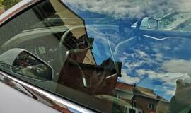 „Tesla“ rėžėsi į mūro sieną