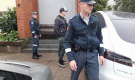 „Tesla“ rėžėsi į mūro sieną