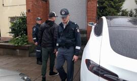 „Tesla“ rėžėsi į mūro sieną