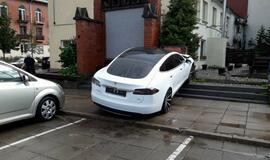 „Tesla“ rėžėsi į mūro sieną