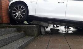 „Tesla“ rėžėsi į mūro sieną