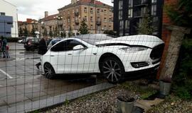 „Tesla“ rėžėsi į mūro sieną