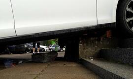 „Tesla“ rėžėsi į mūro sieną