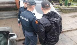 „Tesla“ rėžėsi į mūro sieną