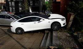 „Tesla“ rėžėsi į mūro sieną