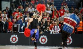 Per „Ryto” ir „Žalgirio” rungtynes greta aikštelės atvažiavo didžiulis unitazas