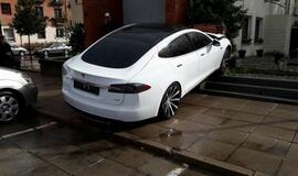 „Tesla“ rėžėsi į mūro sieną