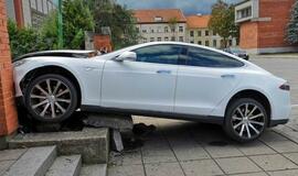 „Tesla“ rėžėsi į mūro sieną