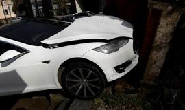 „Tesla“ rėžėsi į mūro sieną