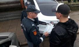 „Tesla“ rėžėsi į mūro sieną