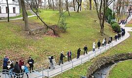 Knygas į naują biblioteką gabeno gyvąja grandine