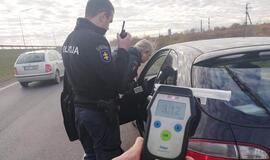 Kraupu: sunkiai girta moteris vežė 3 metų vaiką