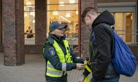 Pareigūnai klaipėdiečiams dalijo atšvaitus