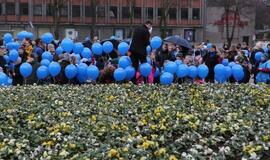 Atgimimo aikštėje klaipėdiečiai susibūrė į mėlyną ratą