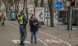 Pareigūnai klaipėdiečiams dalijo atšvaitus