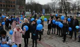 Atgimimo aikštėje klaipėdiečiai susibūrė į mėlyną ratą