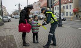 Pareigūnai klaipėdiečiams dalijo atšvaitus
