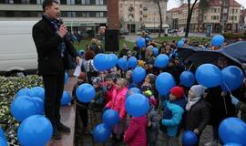 Atgimimo aikštėje klaipėdiečiai susibūrė į mėlyną ratą