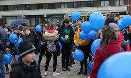 Atgimimo aikštėje klaipėdiečiai susibūrė į mėlyną ratą