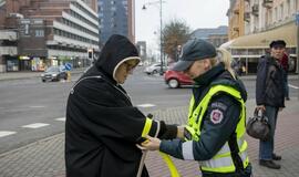 Pareigūnai klaipėdiečiams dalijo atšvaitus