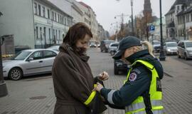 Pareigūnai klaipėdiečiams dalijo atšvaitus