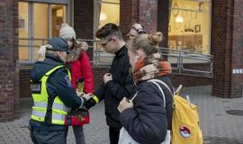 Pareigūnai klaipėdiečiams dalijo atšvaitus