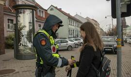 Pareigūnai klaipėdiečiams dalijo atšvaitus