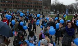 Atgimimo aikštėje klaipėdiečiai susibūrė į mėlyną ratą