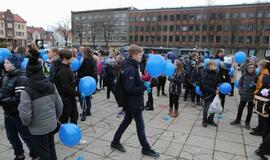 Atgimimo aikštėje klaipėdiečiai susibūrė į mėlyną ratą