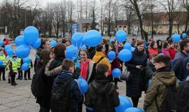 Atgimimo aikštėje klaipėdiečiai susibūrė į mėlyną ratą