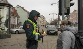 Pareigūnai klaipėdiečiams dalijo atšvaitus