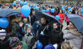 Atgimimo aikštėje klaipėdiečiai susibūrė į mėlyną ratą