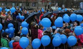Atgimimo aikštėje klaipėdiečiai susibūrė į mėlyną ratą